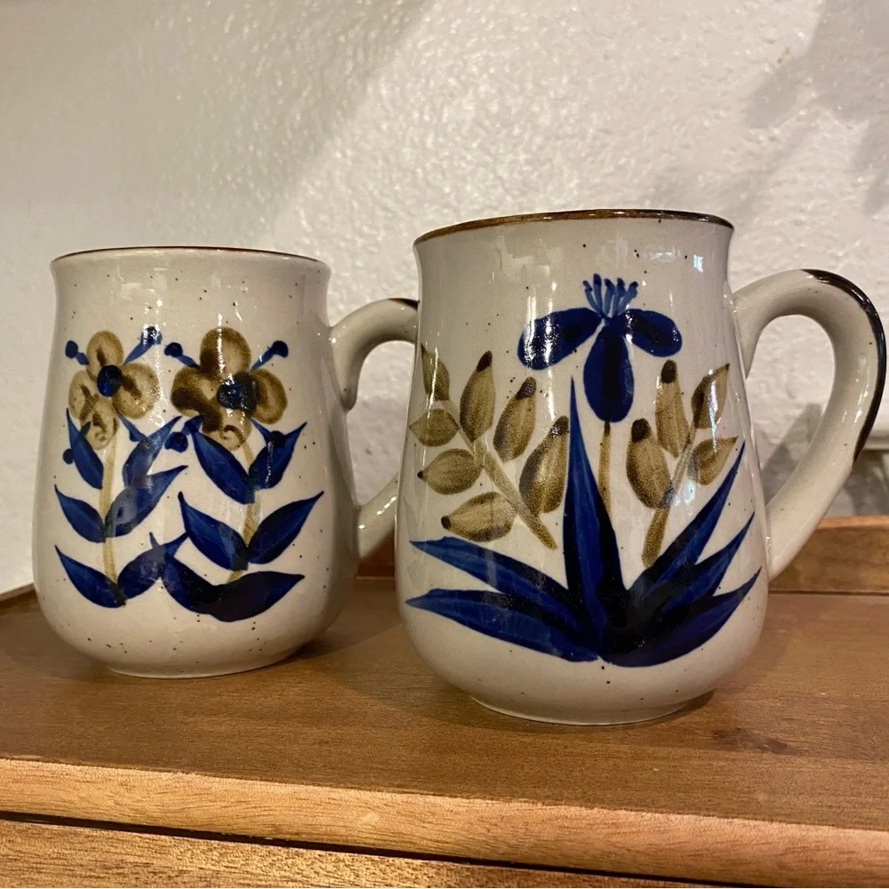 Set of 2 vintage stoneware mugs with floral hand painted designs - Picture 1 of 16